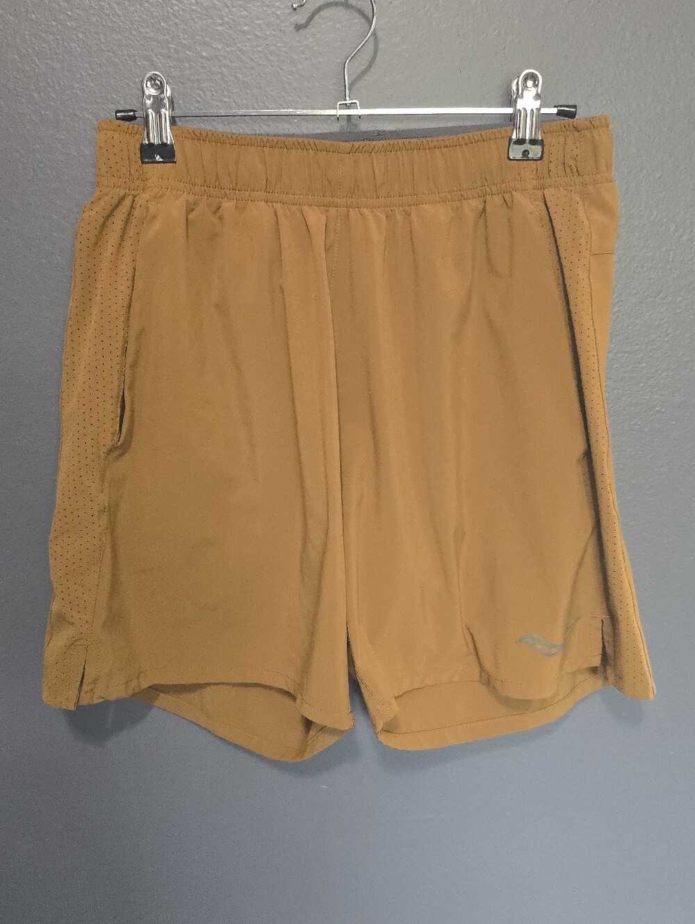 Saucony Outpace 5" running shorts In "Bronze" - Picture 3 of 11